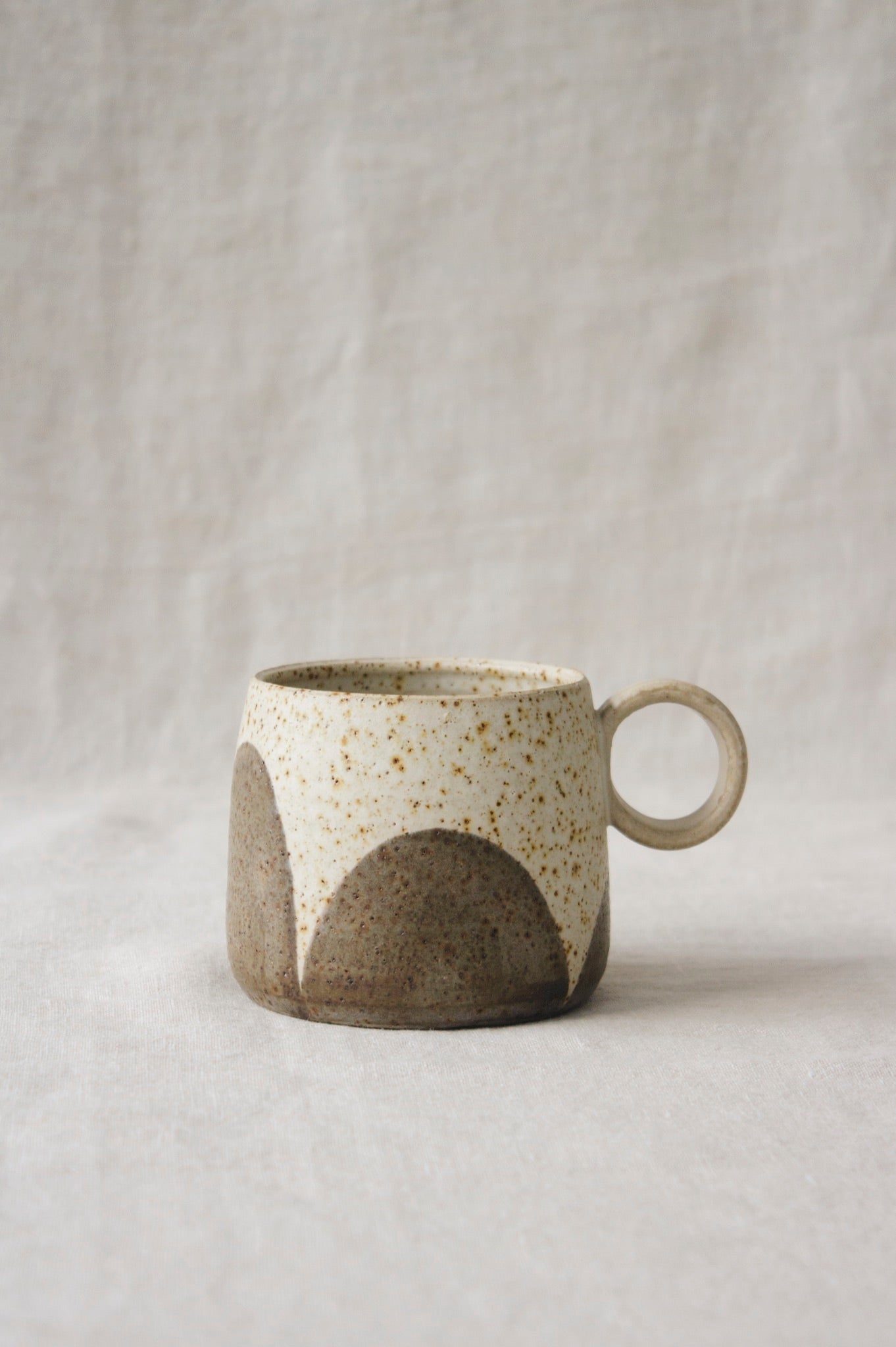 Wildwood Keramikstudio Tasse | Schwarze Felsen